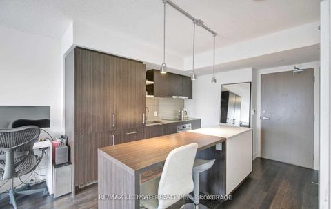 Photo 3 at 4203 - 88 Harbour Street, Waterfront Communities C1, Toronto