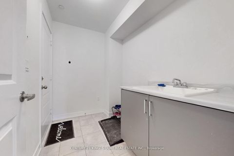 Photo 13 at 16 Credit Lane, Jefferson, Richmond Hill