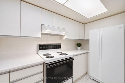 Photo 4 at 205 - 5 Kenneth Avenue, Willowdale East, Toronto