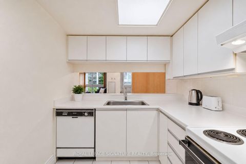 Photo 5 at 205 - 5 Kenneth Avenue, Willowdale East, Toronto