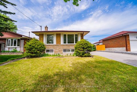 Photo 2 at 26 Summerglade Drive, Malvern West, Toronto