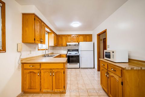 Photo 12 at 26 Summerglade Drive, Malvern West, Toronto
