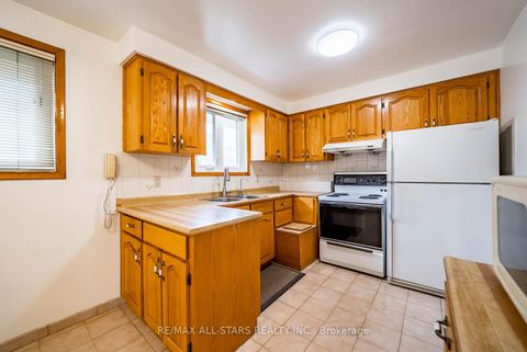 Photo 13 at 26 Summerglade Drive, Malvern West, Toronto
