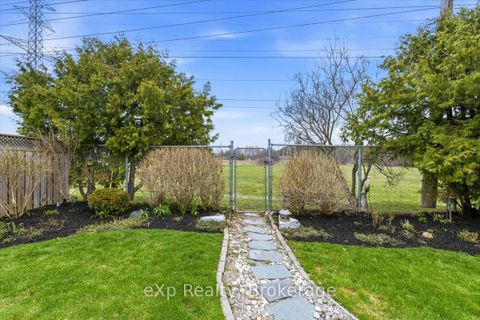 Photo 43 at 1067 Maury Crescent, Liverpool, Pickering