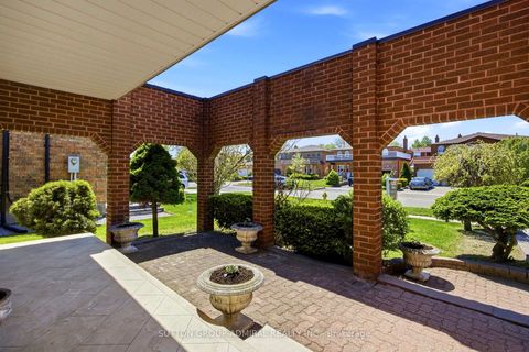 Photo 2 at 108 Benjamin Drive, East Woodbridge, Vaughan
