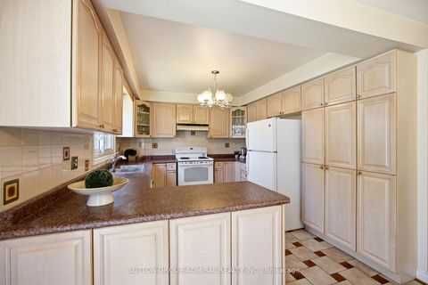 Photo 11 at 108 Benjamin Drive, East Woodbridge, Vaughan