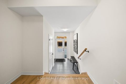 Photo 6 at 153 Blick Crescent, Bayview Northeast, Aurora