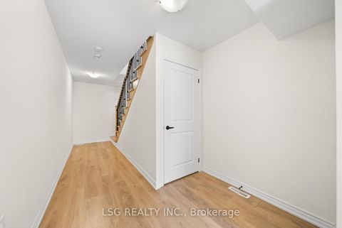 Photo 7 at 153 Blick Crescent, Bayview Northeast, Aurora