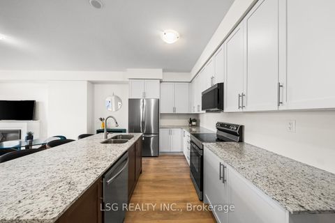 Photo 9 at 153 Blick Crescent, Bayview Northeast, Aurora
