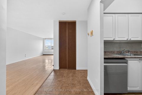 Photo 5 at 702 - 390 Dixon Road, The Westway, Toronto