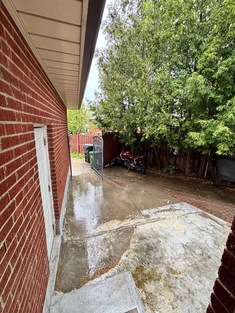 Photo 2 at 28 Keegan Crescent, York University Heights, Toronto