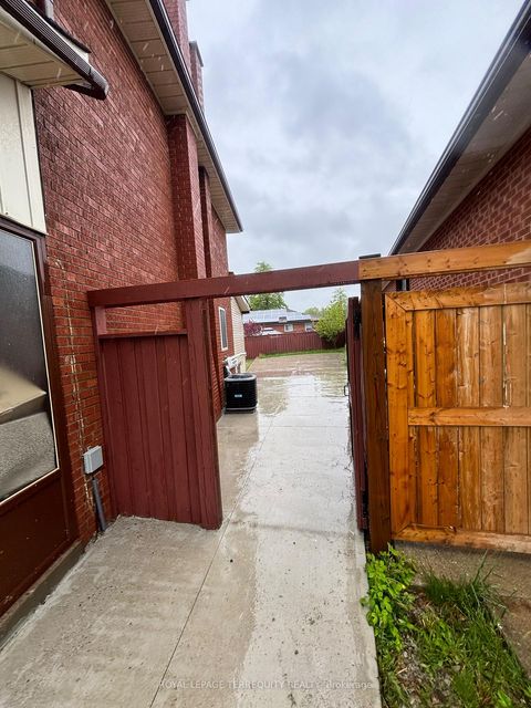 Photo 3 at 28 Keegan Crescent, York University Heights, Toronto