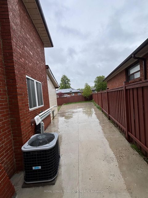 Photo 4 at 28 Keegan Crescent, York University Heights, Toronto