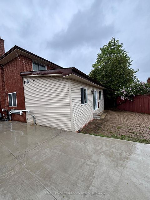 Photo 5 at 28 Keegan Crescent, York University Heights, Toronto