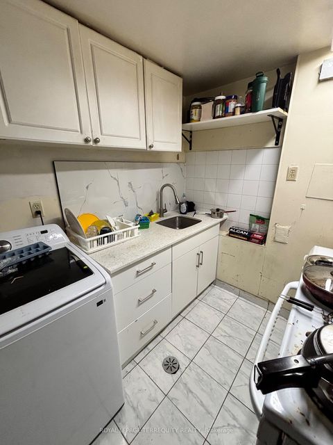 Photo 10 at 28 Keegan Crescent, York University Heights, Toronto