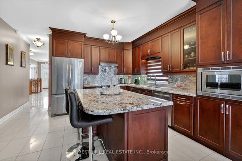 Photo 6 at 17 Amalfi Court, West Woodbridge, Vaughan