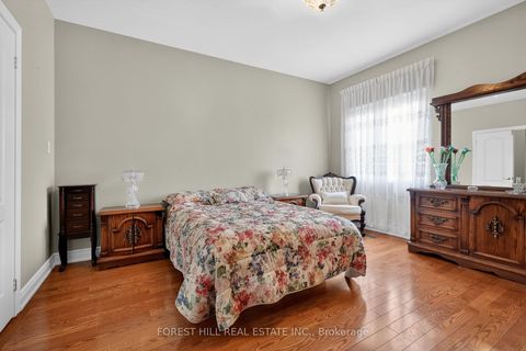 Photo 10 at 17 Amalfi Court, West Woodbridge, Vaughan