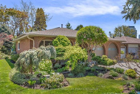 Photo 2 at 14 Squirewood Road, Pleasant View, Toronto