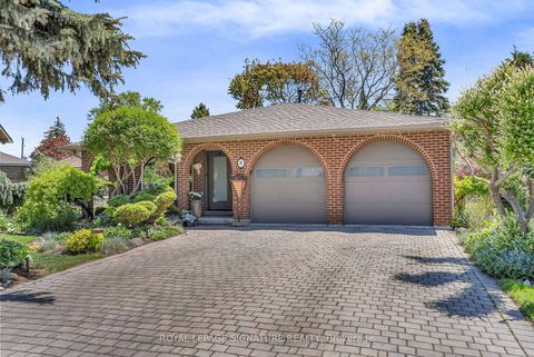 Photo 4 at 14 Squirewood Road, Pleasant View, Toronto