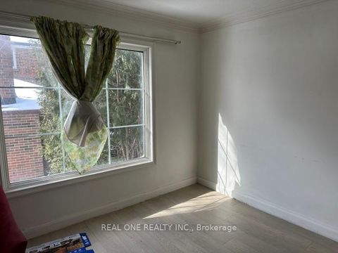 Photo 1 at 22 Pleasant View Drive, Pleasant View, Toronto