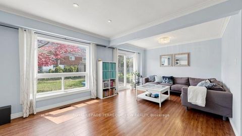 Photo 2 at 115 Micmac Crescent, Pleasant View, Toronto