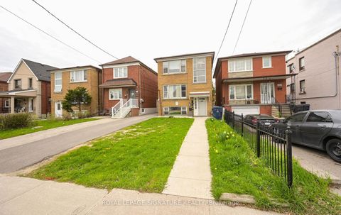 Photo 2 at 226 Bicknell Avenue, Eglinton West, Toronto