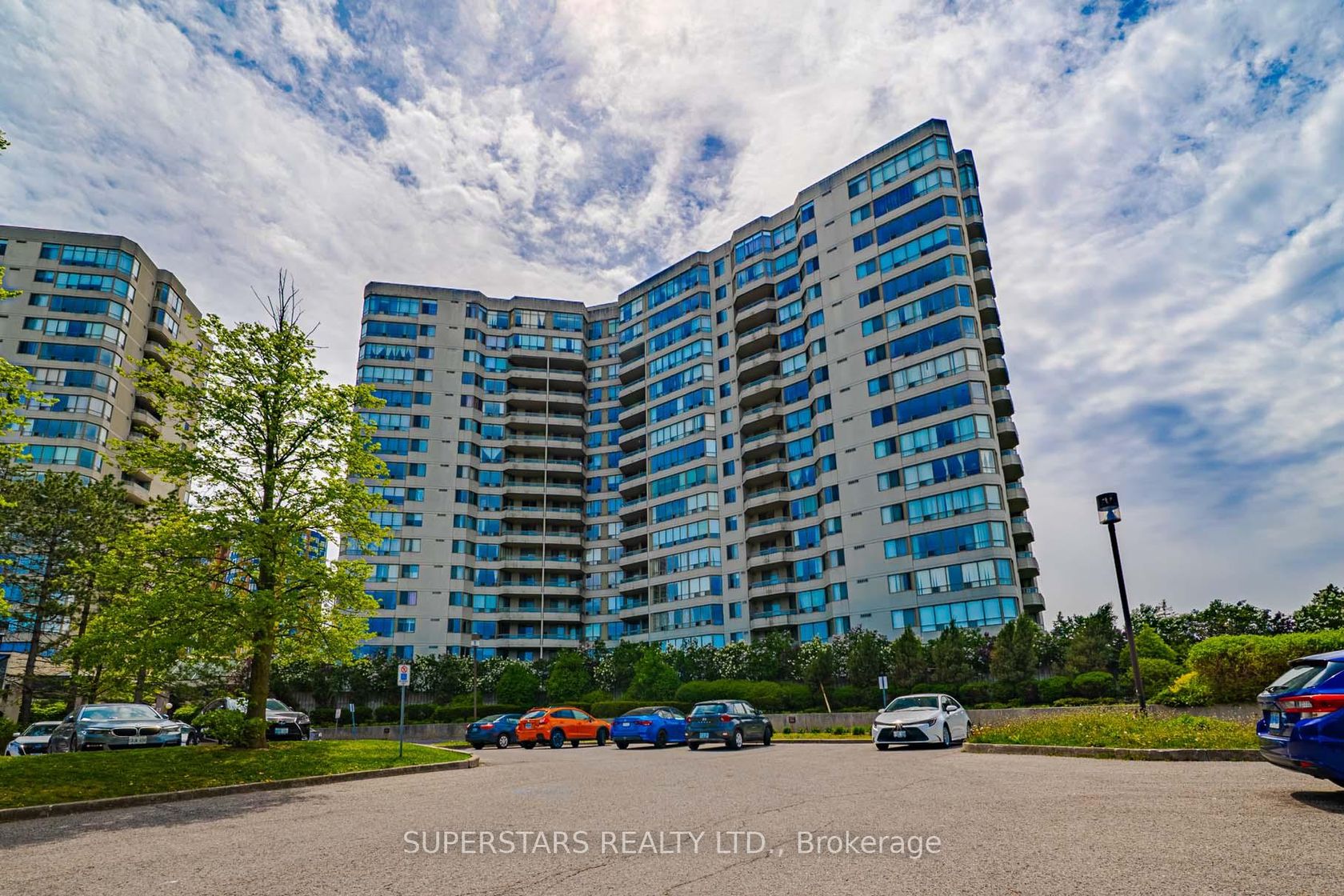 1813 - 160 Alton Towers Circle, Milliken, Toronto 
