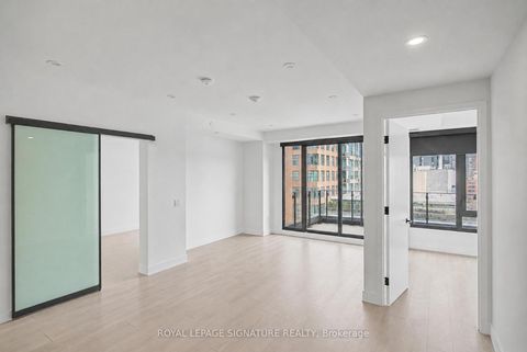 Photo 3 at 725 - 505 Richmond Street W, Waterfront Communities C1, Toronto