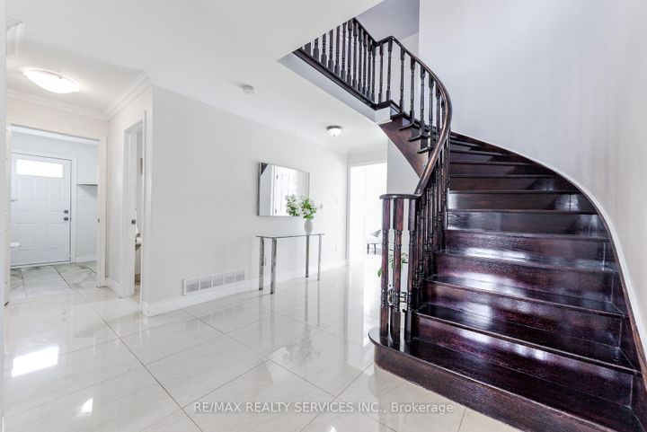 Photo 10 at 10 St Mark Place, Northwood Park, Brampton