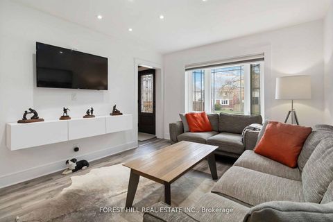 Photo 1 at 310 Senlac Road, Willowdale West, Toronto