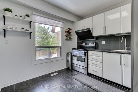 Photo 10 at 19 - 11 Plaisance Road, North Richvale, Richmond Hill