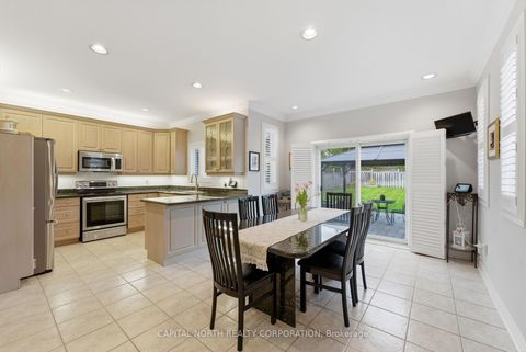 Photo 9 at 6 Veerland Drive, Rustic, Toronto
