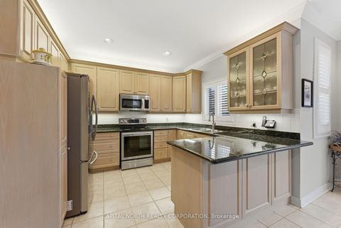 Photo 11 at 6 Veerland Drive, Rustic, Toronto