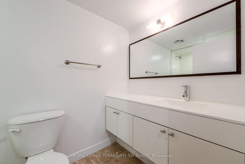 Photo 21 at 302 - 21 Nelson Street, Waterfront Communities C1, Toronto