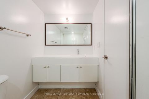 Photo 22 at 302 - 21 Nelson Street, Waterfront Communities C1, Toronto