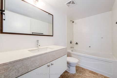 Photo 38 at 302 - 21 Nelson Street, Waterfront Communities C1, Toronto