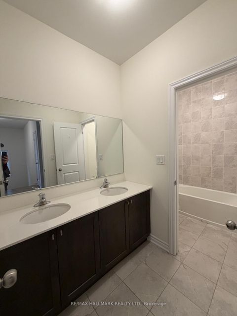 Photo 8 at 112 Weslock Crescent, Bayview Northeast, Aurora
