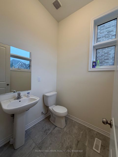 Photo 10 at 112 Weslock Crescent, Bayview Northeast, Aurora