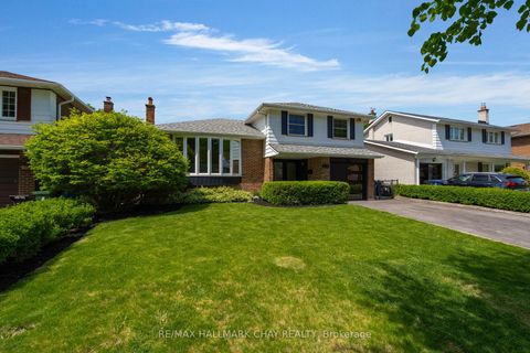 Photo 2 at 15 Crossbow Crescent, Pleasant View, Toronto