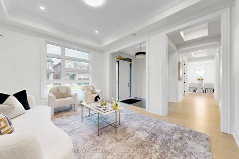 Photo 5 at 107 Winthrop Crescent, Vellore Village, Vaughan