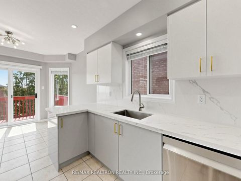 Photo 6 at 810 Stonehaven Avenue, Wyndham, Newmarket