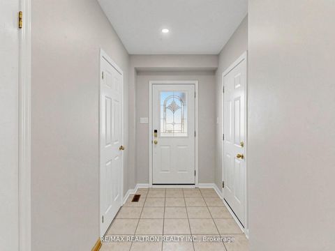 Photo 11 at 810 Stonehaven Avenue, Wyndham, Newmarket