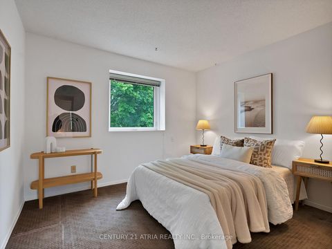 Photo 1 at 21 Longbow Square, Steeles, Toronto