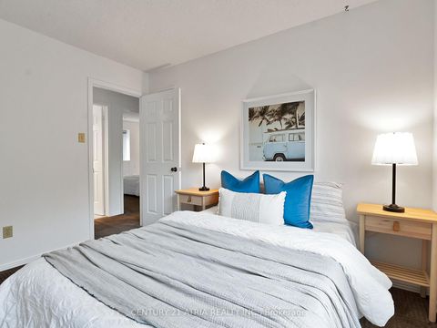 Photo 30 at 21 Longbow Square, Steeles, Toronto