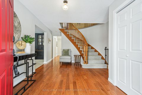 Photo 2 at 40 Stonemanse Court, Woburn, Toronto