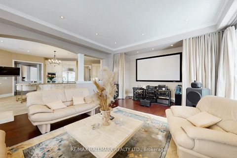 Photo 9 at 123 Carisbrooke Circle, Bayview Southeast, Aurora