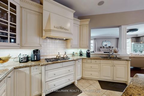 Photo 13 at 123 Carisbrooke Circle, Bayview Southeast, Aurora