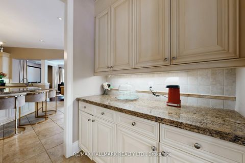 Photo 15 at 123 Carisbrooke Circle, Bayview Southeast, Aurora