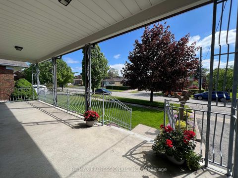 Photo 2 at 4 VAUXHALL Drive, Dorset Park, Toronto
