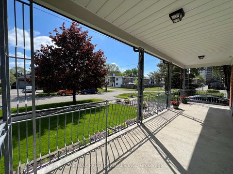 Photo 3 at 4 VAUXHALL Drive, Dorset Park, Toronto